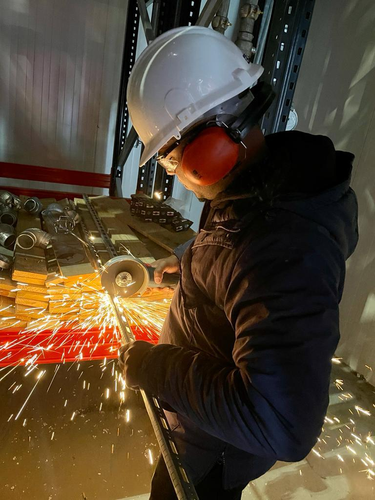 Professioneel laswerk met vonken